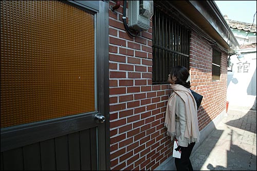 지율 스님이 경부고속철도 천성산 관통터널에 반대하며 83일째 단식농성을 벌이고 있는 가운데 17일 오전 지율 스님이 농성을 벌이고 있는 종로구 통의동 청와대 부근 숙소를 찾은 기자가 창문을 통해 얘기를 나누고 있다. 